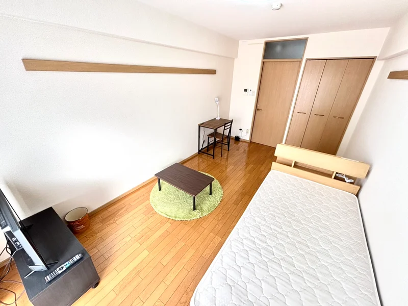 温かい雰囲気のお部屋！自宅で暮らすような空間が魅力的♪出張の方はもちろん、学生さんや観光でいらっしゃる方にもSマンスーのお部屋は家具・家電・備品の充実度が高いため大変ご好評いただいております。