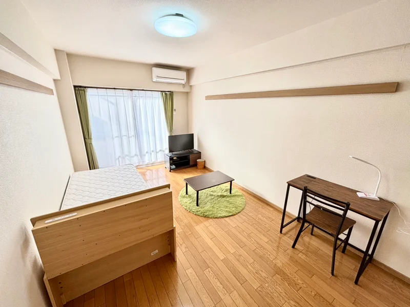 デスク＆チェア、電気スタンドもついています♪