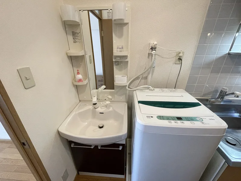 洗濯機は室内に設置しております♪入居後すぐにご利用が可能です(^^♪タオル1式分もご用意しております☆彡