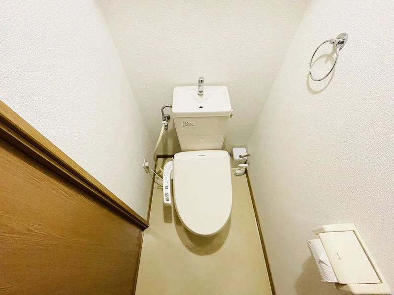 ウォシュレットつきのトイレです。老若男女皆様に安心してご利用いただけますね☆トイレにもトイレ用洗剤とトイレ用ブラシをご用意しておりますので長期ご利用の場合の気になる汚れなどもお掃除して頂けます＾＾