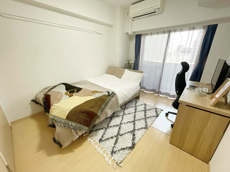 写真はお部屋のイメージです。ラグなどの室内装飾はございません。