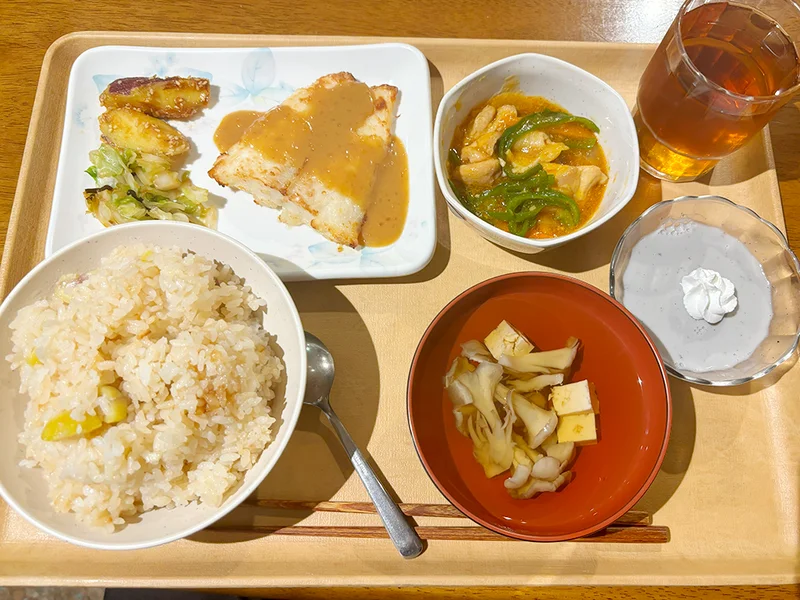 夕食（一例）：ごはんとスープはおかわり自由♪