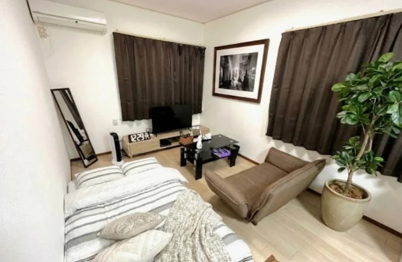 弊社の桑名駅前(三重)ウィークリー、桑名駅前(三重)マンスリーマンションでは、ご利用当日からご不便なくお過ごしいただけますよう、家具家電の他、多種類の備品を完備★※植木と額とクッションなどの装飾は写真用です。