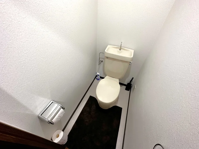 【トイレ画像】ウォシュレット付トイレです(*^^)v清掃道具もご用意しております☆彡三重県桑名駅前ウィークリーマンションでは標準設備です♪