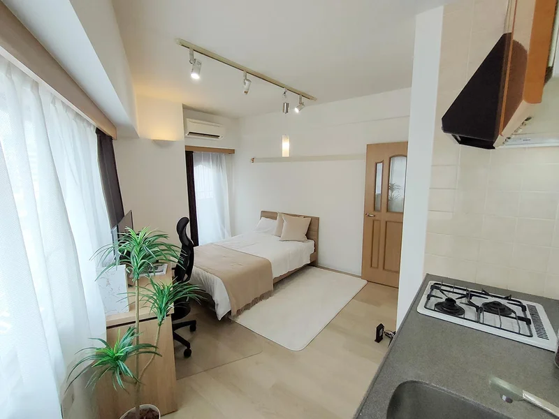 写真はお部屋のイメージです。ラグなどの室内装飾はございません。