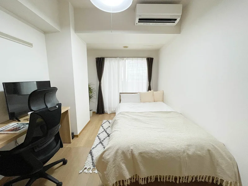 写真はお部屋のイメージです。ラグなどの室内装飾はございません。