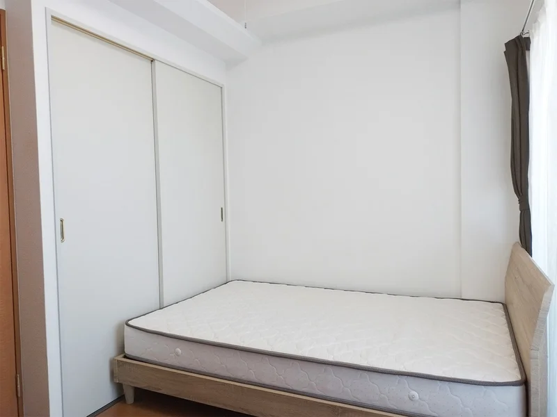 写真はお部屋のイメージです。ラグなどの室内装飾はございません。