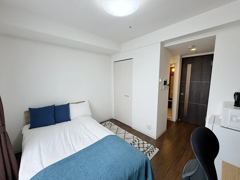 写真はお部屋のイメージです。ラグ等の室内装飾はございません。