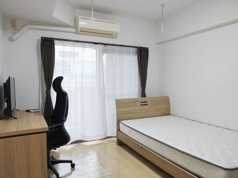 写真はお部屋のイメージです。ラグなどの室内装飾はございません。