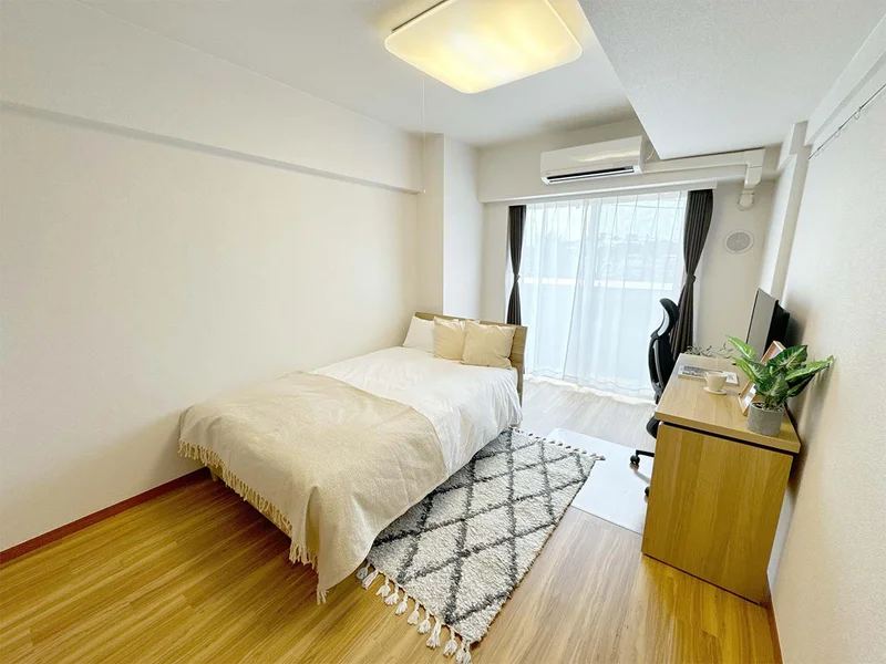 写真はお部屋のイメージです。ラグなどの室内装飾はございません。