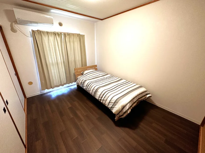 寝室は独立してございます。ベッドはシングルサイズです。