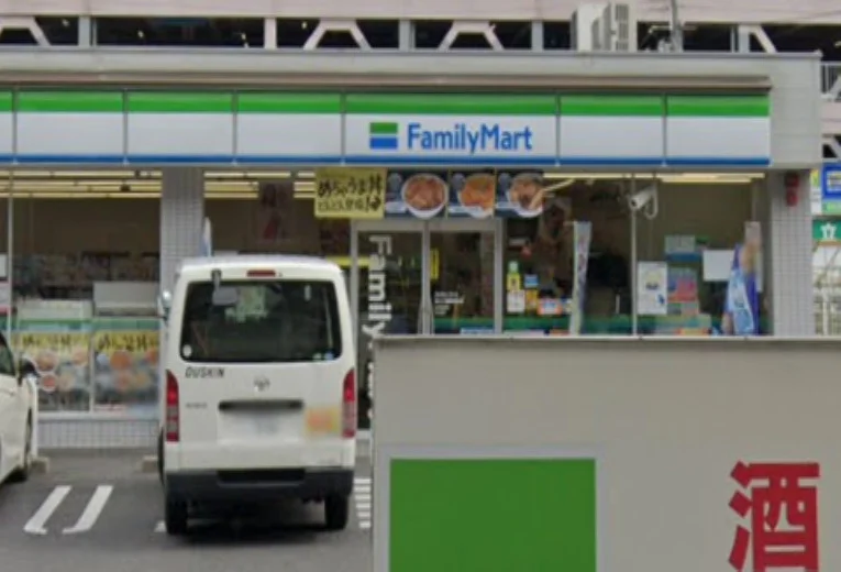 ファミリーマート 近江八幡鷹飼町店　徒歩７分