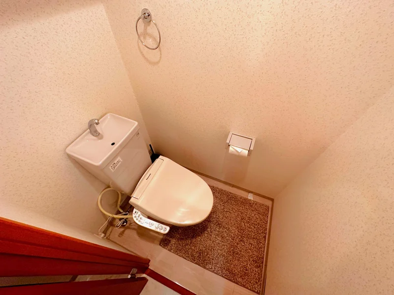 【トイレ画像】ウォシュレット付トイレです(*^^)v清掃道具もご用意しております☆彡岐阜駅前（北口）ウィークリーマンションでは標準設備です♪物件によっては２名以上での利用が可能な物件もあります♪