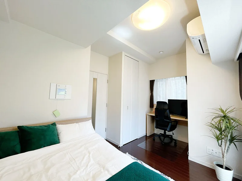 写真はお部屋のイメージです。ラグなどの室内装飾はございません。