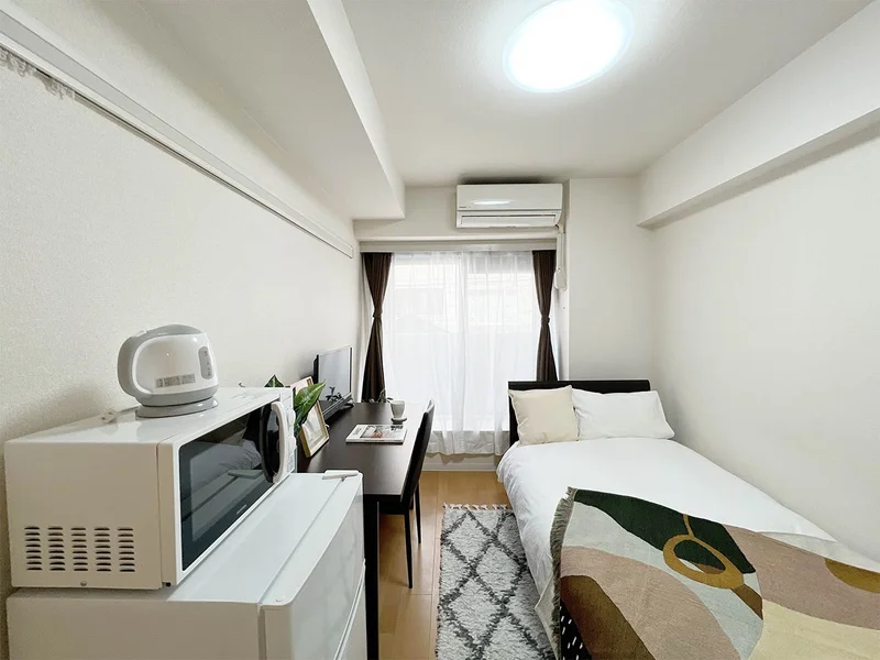 写真はお部屋のイメージです。ラグなどの室内装飾はございません。