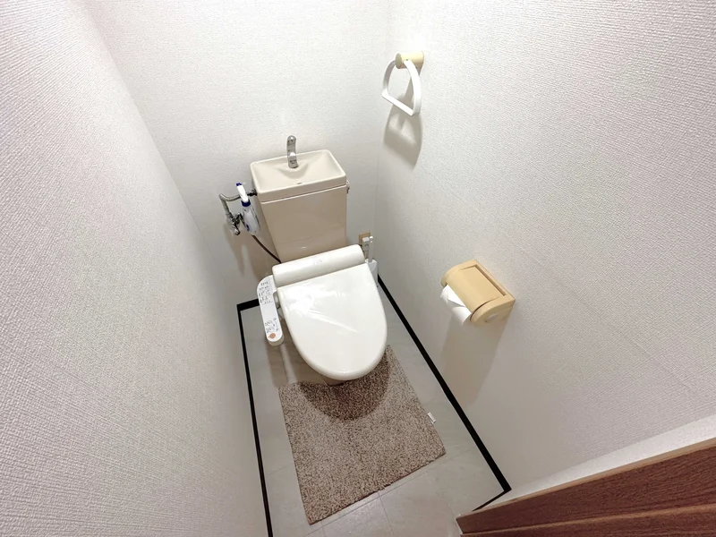 【トイレ画像】ウォシュレット付トイレです(*^^)v清掃道具もご用意しております☆彡高松市（瓦町駅前）ウィークリーマンションでは標準設備です♪