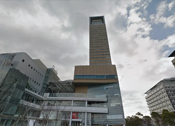 高松シンボルタワーまで車で８分、1.8km。