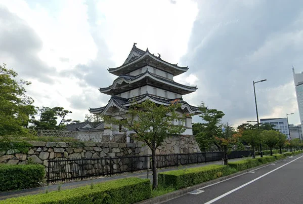 高松城（栗林公園）まで車で7分、1.7km。