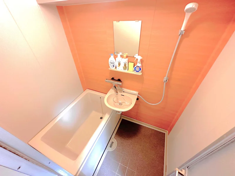 【あすなろう四日市駅ウィークリーマンションバス画像】あすなろう四日市駅マンスリーマンションでは、バスルームにも多数の備品を設置。シャンプー、トリートメント、ドライヤーは標準設備♪【手続き簡単３分・保証人不要・敷金、礼金初期費用仲介手数料０円・対面契約不要・電子契約可】