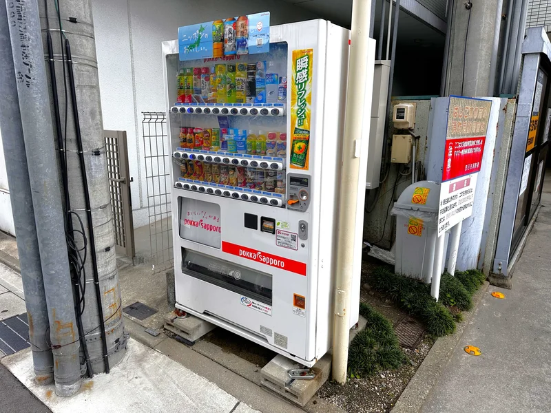 【自販機完備】あすなろう四日市駅ウィークリーマンション・あすなろう四日市駅マンスリーマンションでは敷地内に自販機も完備★家具家電完備で電子契約が可能。さらに長期利用で割引もあります。