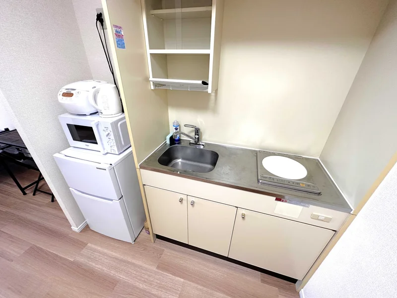 【キッチン画像】あすなろう四日市駅ウィークリーマンション♪冷蔵庫、電子レンジ、炊飯器、ケトル、調理器具や食器類もご用意しております。利用した初日から自宅感覚で調理が可能です(^^♪
