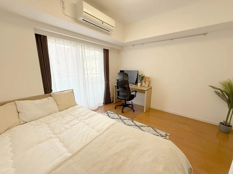 写真はお部屋のイメージです。ラグなどの室内装飾はございません。