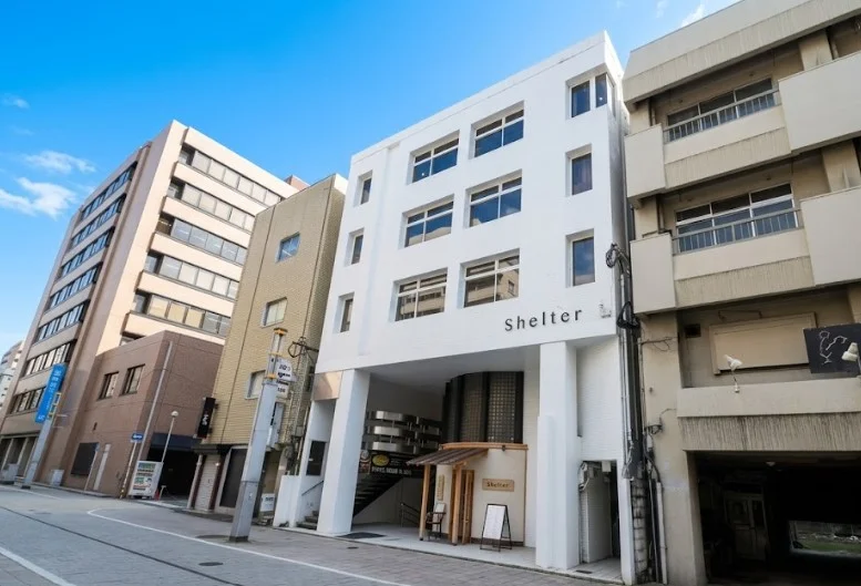 マンション　入口右側！防犯カメラ付き