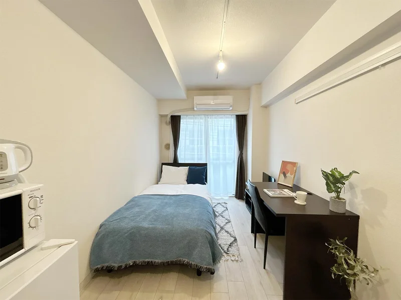 写真はお部屋のイメージです。ラグなどの室内装飾はございません。