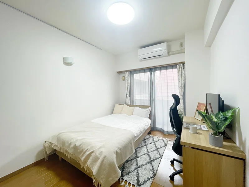 写真はお部屋のイメージです。ラグなどの室内装飾はございません。