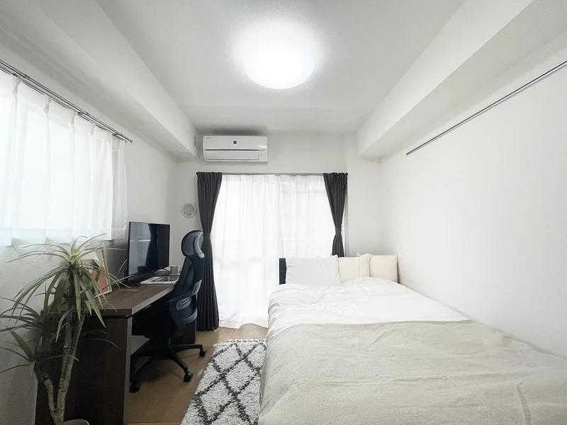 写真はお部屋のイメージです。ラグなどの室内装飾はございません。