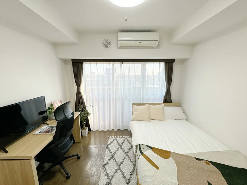 写真はお部屋のイメージです。ラグなどの室内装飾はございません。