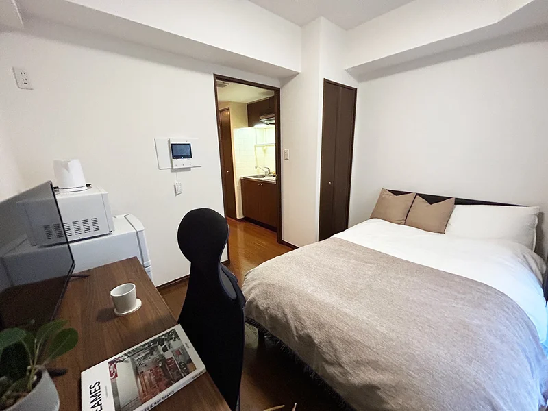 写真はお部屋のイメージです。ラグなどの室内装飾はございません。