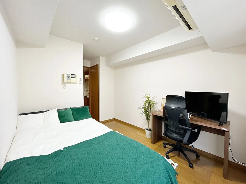 写真はお部屋のイメージです。ラグなどの室内装飾はございません。
