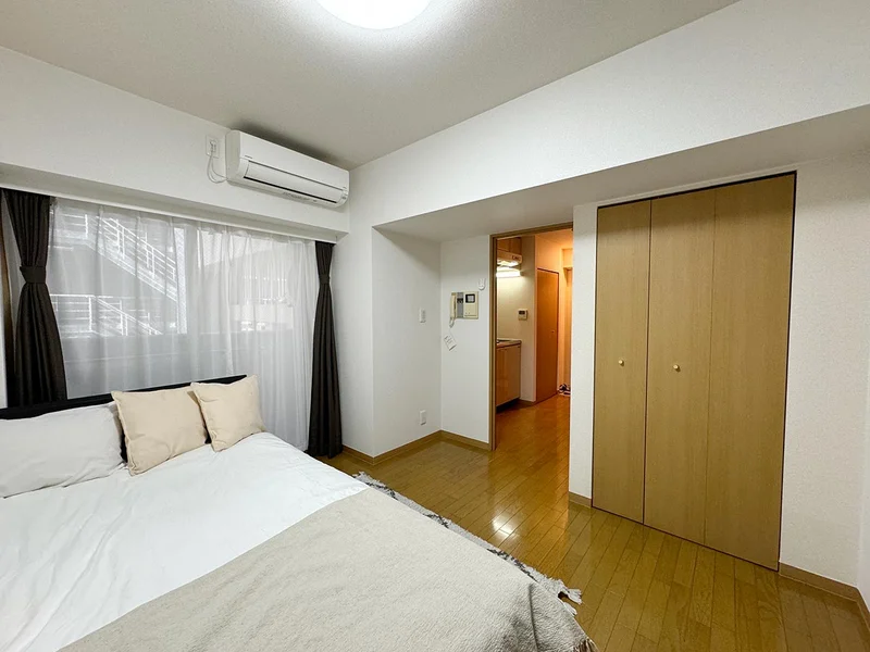 写真はお部屋のイメージです。ラグなどの室内装飾はございません。