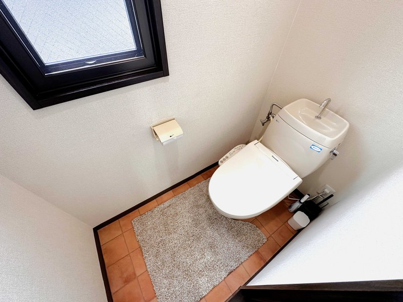 【トイレ画像】ウォシュレット付トイレです(*^^)v清掃道具もご用意しております☆彡岐阜駅前ウィークリーマンションでは標準設備です♪物件によっては２名以上での利用が可能な物件もあります♪