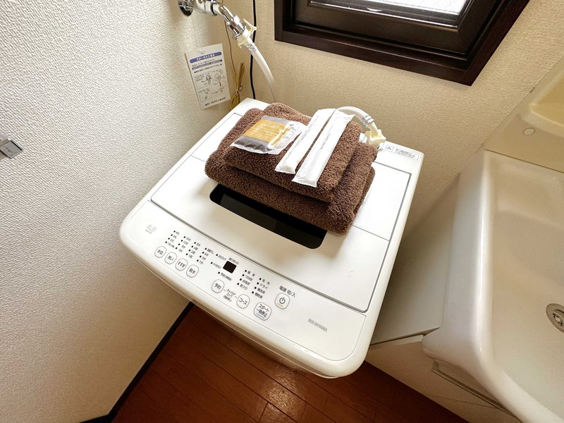 【洗濯機画像】ホテルと違い洗濯機がある生活は良いですね♪7日以上の利用なら岐阜駅前ウィークリーマンションをご利用下さい★洗濯洗剤も完備‼