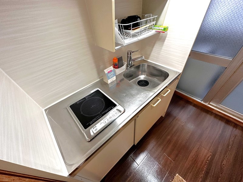 キッチンには冷蔵庫、ケトル、炊飯器、調理器具を完備。ホテルと違い自炊できるのでで長期ご利用のお客様でも安心ですね！岐阜駅ウィークリーマンションの強みです♪