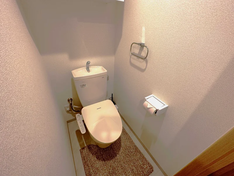 【トイレ画像】ウォシュレット付トイレです(*^^)v清掃道具もご用意しております☆彡岐阜駅前ウィークリーマンションでは標準設備です♪