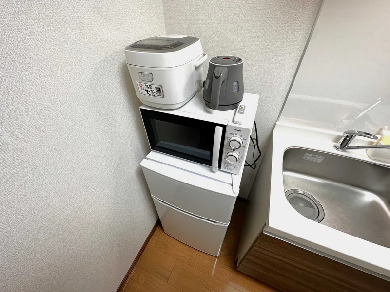 【冷蔵庫・電子レンジ】ホテルと違い岐阜駅前ウィークリーマンションでは標準設備♪一人暮らしに適した冷蔵庫なので1週間以上の暮らしに最適★お客様の声から今の形になりました。