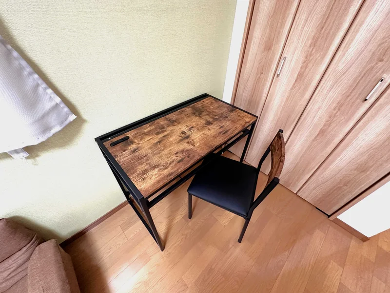 テレビ、ソファー、空気清浄機、テーブル、ゴミ箱、掃除機やパラソルハンガー、DVDプレイヤーも完備!!岐阜駅前ウィークリーマンション岐阜駅前マンスリーマンションは長期、中期、短期宿泊に適した室内となっております。