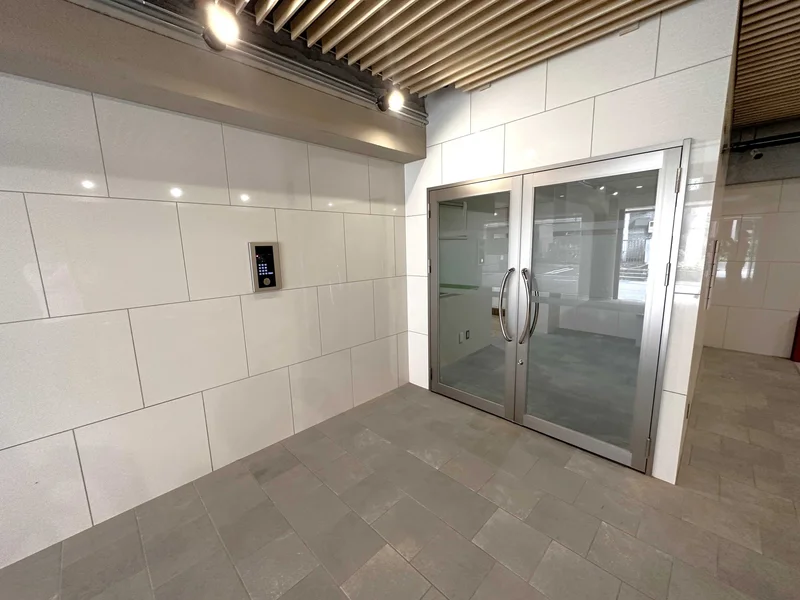 室内はとても明るく、オシャレな雰囲気です♪また、オートロック・防犯カメラも完備しておりますのでお子様や女性のご利用でも安心ですね☆岐阜駅前(オーキッドパーク前)エリアでは、全室家具家電付きで提供しております。