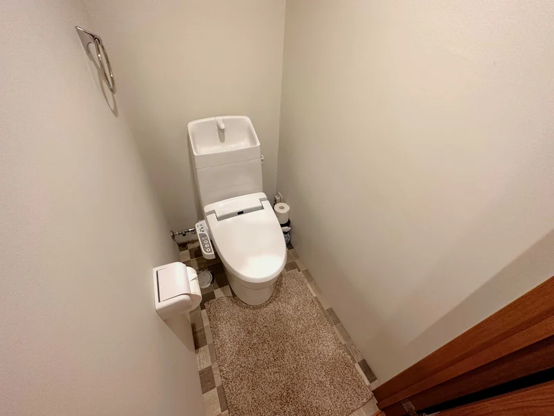 【トイレ画像】ウォシュレット付トイレです(*^^)v清掃道具もご用意しております☆彡岐阜駅前(オーキッドパーク前)ウィークリーマンションでは標準設備です♪物件によっては２名以上での利用が可能な物件もあります♪
