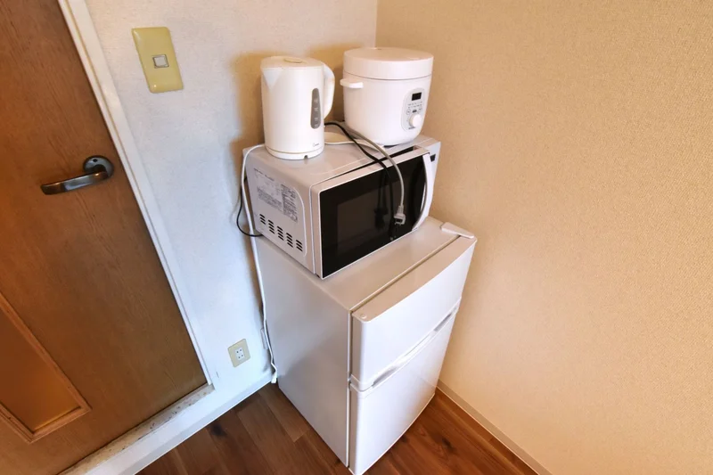 冷蔵庫・電子レンジ・電気ケトル・炊飯器など一人暮らしに必要な家電充実！