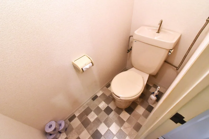 バストイレ別！　トイレブラシや洗剤なども完備しております！清潔に保って快適にお使いいただけます！