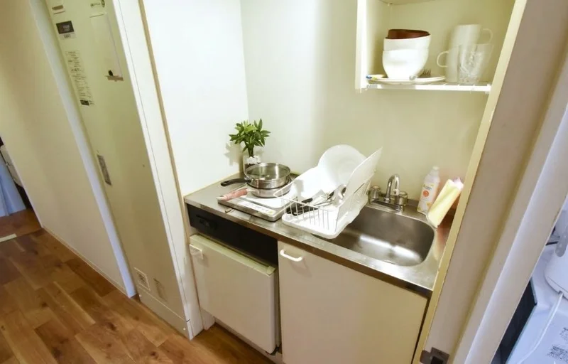 調理器具や食器類も多数標準品でご用意！　長期滞在でも自炊可能で健康面に考慮！