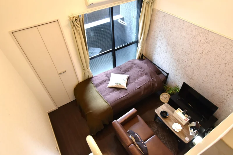 吹き抜け空間で天井高！　ソファ付きでテレビを見ながらお仕事終わりにくつろいでいただける空間！