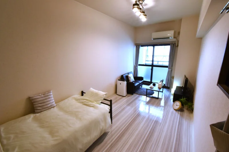 テレビ・DVDにて休日もゆっくりお過ごし可能！　ソファ付きでゆったりとおくつろぎいただけます。