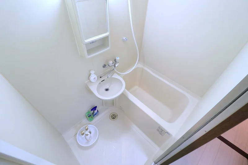 シャンプーやコンディショナー・ボディーソープなど洗剤類豊富！　スポンジやお風呂洗剤などあり　長期滞在でも清潔にお使いいただけます！