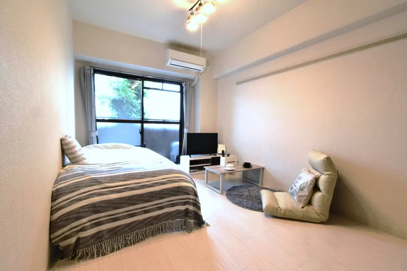 ゆったり明るめの色調の室内空間！　テレビ・座椅子付きで　仕事終わりなどお部屋でゆったりとお過ごしいただけます！