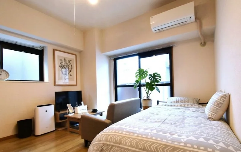 角部屋でお部屋広々なマンスリーマンション！　テレビを見ながらソファでゆっくりとおくつろぎいただけます！※植木と額は写真用です。